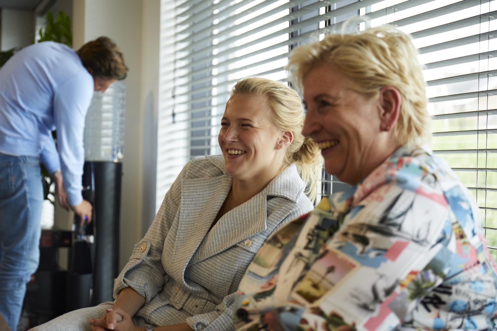 Collega's in gesprek op kantoor